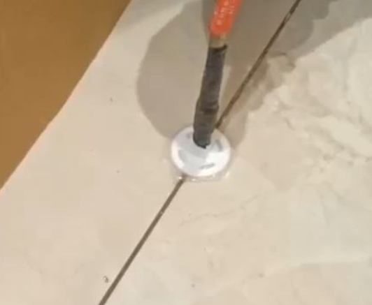 黄州瓷砖空鼓维修公司专业解答瓷砖在铺贴过程中，如果没有涂抹均匀到位的粘结材料（如水泥砂浆或瓷砖胶），可能会导致以下问题