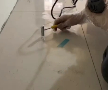 黄州瓷砖开裂维修公司专业分享瓷砖在铺贴前如果没有沥干水分，将会导致以下问题